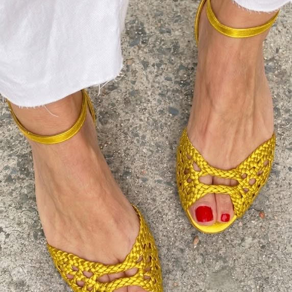 Isadora | Vävd guld-sandal