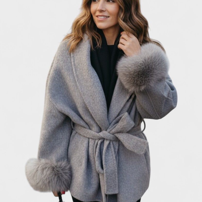 Dagmar™ | Elegant kappa med ekopäls