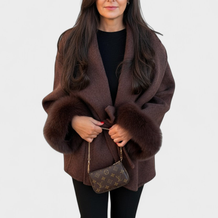 Dagmar™ | Elegant kappa med ekopäls