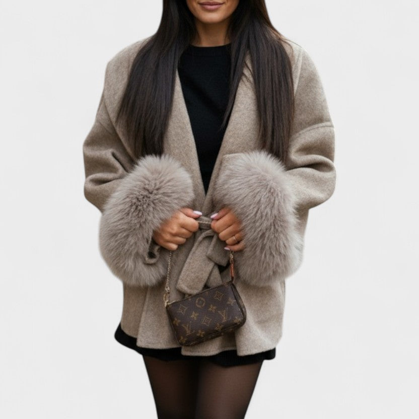 Dagmar™ | Elegant kappa med ekopäls